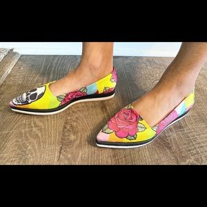 Taylor Says Flat Skull Rose Shoes
